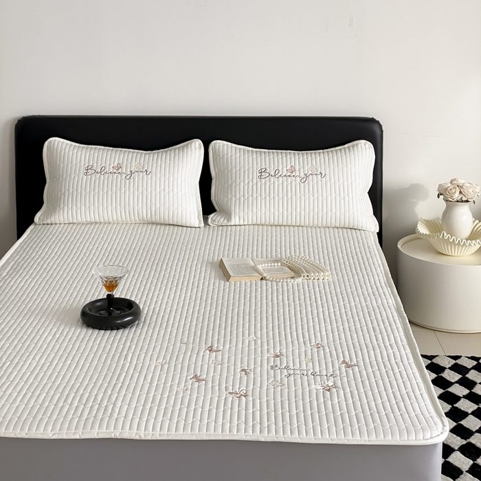 91家纺网 家纺一手货源 找家纺 由有家居 2025新品50S双股全棉长绒棉刺绣绗缝夹棉床笠床垫保护罩三件套 珍珠白