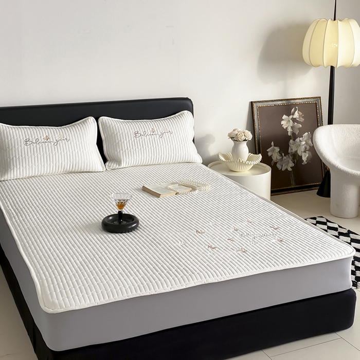 91家纺网 家纺一手货源 找家纺 由有家居 2025新品50S双股全棉长绒棉刺绣绗缝夹棉床笠床垫保护罩三件套 珍珠白