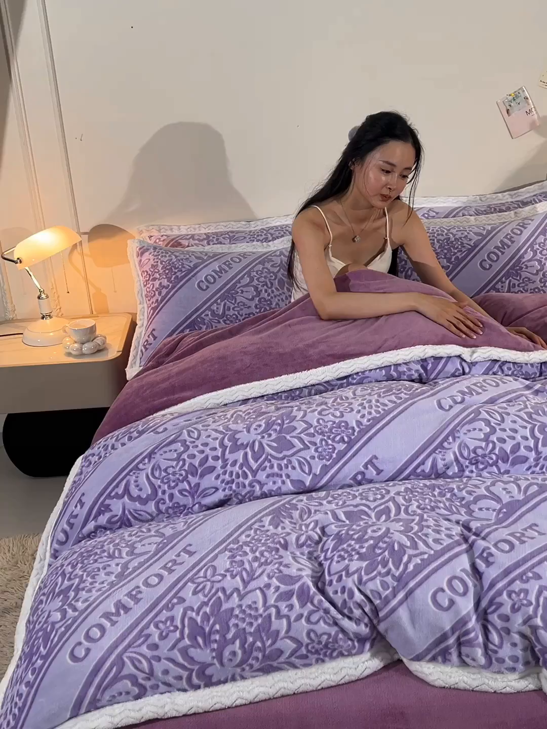 91家纺网 家纺一手货源 找家纺 董成龙家纺 2025新款直播爆款牛奶绒四件套雕花压线款法莱绒四件套11 盛世年华-紫