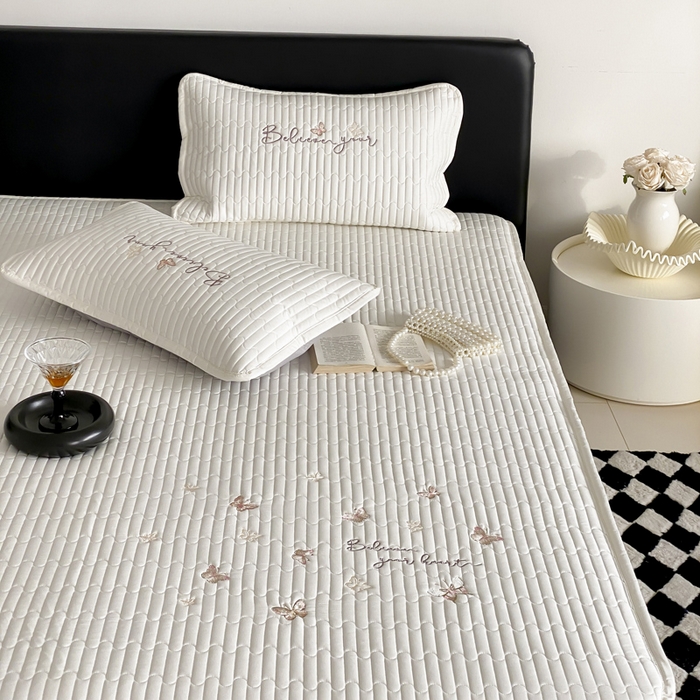 91家纺网 家纺一手货源 找家纺 由有家居 2025新品50S双股全棉长绒棉刺绣绗缝夹棉床笠床垫保护罩三件套 珍珠白