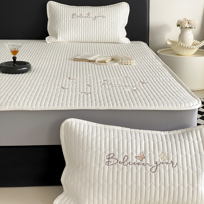 91家纺网 家纺一手货源 找家纺 由有家居 2025新品50S双股全棉长绒棉刺绣绗缝夹棉床笠床垫保护罩三件套 珍珠白