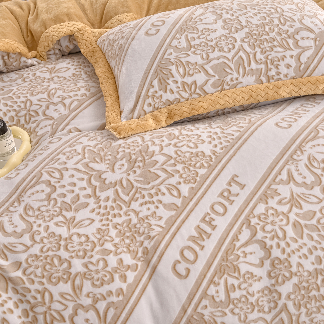 91家纺网 家纺一手货源 找家纺 董成龙家纺 2025新款直播爆款牛奶绒四件套雕花压线款法莱绒四件套11 盛世年华-棕咖