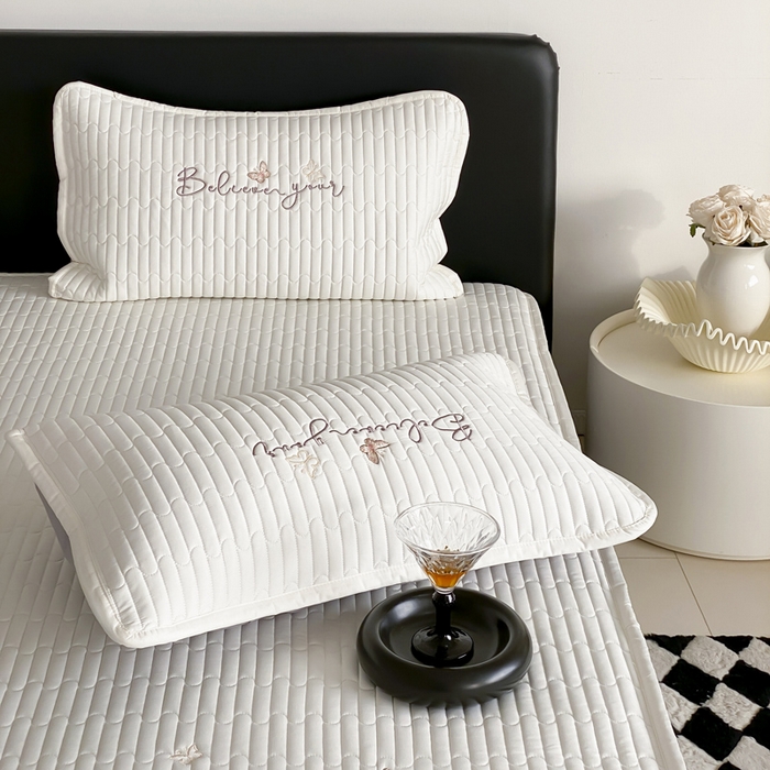 91家纺网 家纺一手货源 找家纺 由有家居 2025新品50S双股全棉长绒棉刺绣绗缝夹棉床笠床垫保护罩三件套 珍珠白