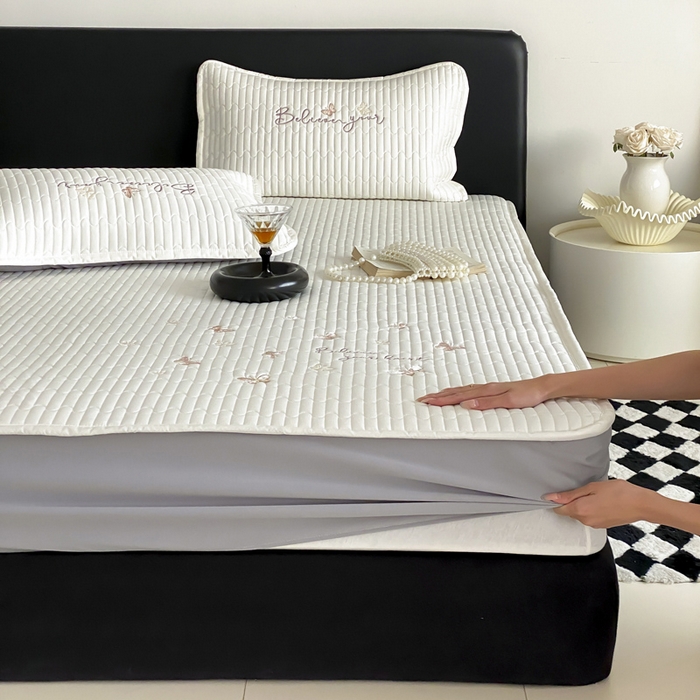 91家纺网 家纺一手货源 找家纺 由有家居 2025新品50S双股全棉长绒棉刺绣绗缝夹棉床笠床垫保护罩三件套 珍珠白