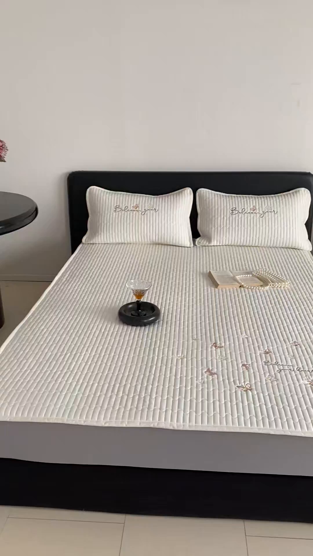 91家纺网 家纺一手货源 找家纺 由有家居 2025新品50S双股全棉长绒棉刺绣绗缝夹棉床笠床垫保护罩三件套 珍珠白