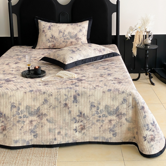 91家纺网 家纺一手货源 找家纺 由有家居 2025新品多功能A类双面棉麻数码印花绗缝夹棉床盖三件套 雅韵