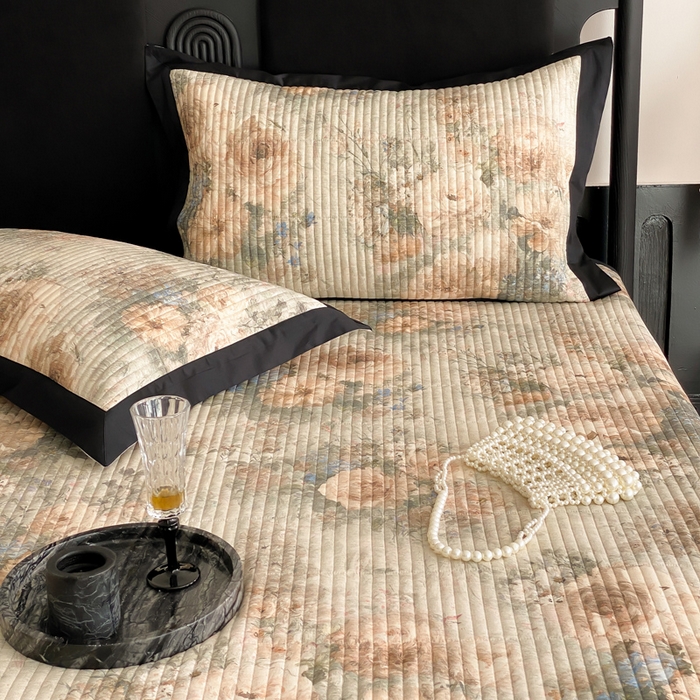 91家纺网 家纺一手货源 找家纺 由有家居 2025新品多功能A类双面棉麻数码印花绗缝夹棉床盖三件套 琉璃