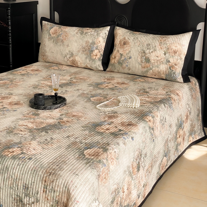 91家纺网 家纺一手货源 找家纺 由有家居 2025新品多功能A类双面棉麻数码印花绗缝夹棉床盖三件套 琉璃