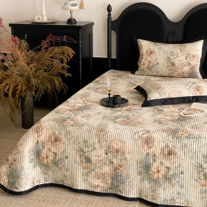 91家纺网 家纺一手货源 找家纺 由有家居 2025新品多功能A类双面棉麻数码印花绗缝夹棉床盖三件套 琉璃