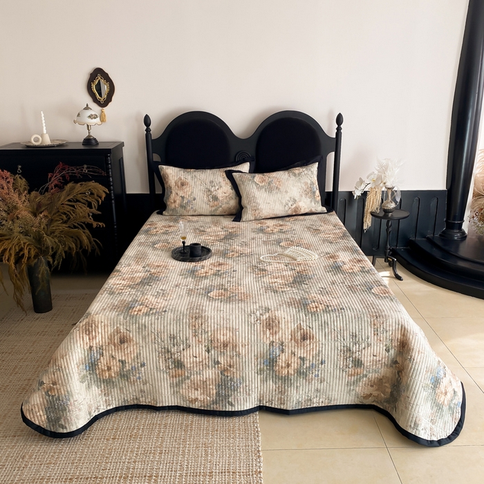 91家纺网 家纺一手货源 找家纺 由有家居 2025新品多功能A类双面棉麻数码印花绗缝夹棉床盖三件套 琉璃