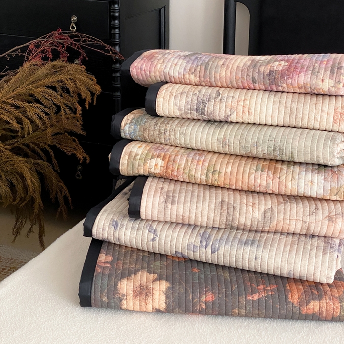 91家纺网 家纺一手货源 找家纺 （总）由有家居 2025新品多功能A类双面棉麻数码印花绗缝夹棉床盖三件套