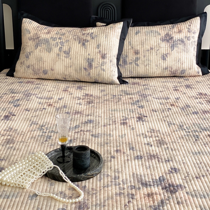 91家纺网 家纺一手货源 找家纺 由有家居 2025新品多功能A类双面棉麻数码印花绗缝夹棉床盖三件套 雅韵