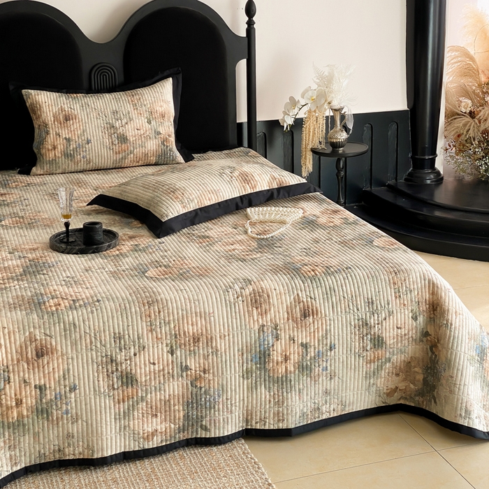 91家纺网 家纺一手货源 找家纺 由有家居 2025新品多功能A类双面棉麻数码印花绗缝夹棉床盖三件套 琉璃