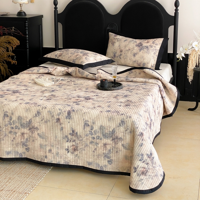 91家纺网 家纺一手货源 找家纺 由有家居 2025新品多功能A类双面棉麻数码印花绗缝夹棉床盖三件套 雅韵