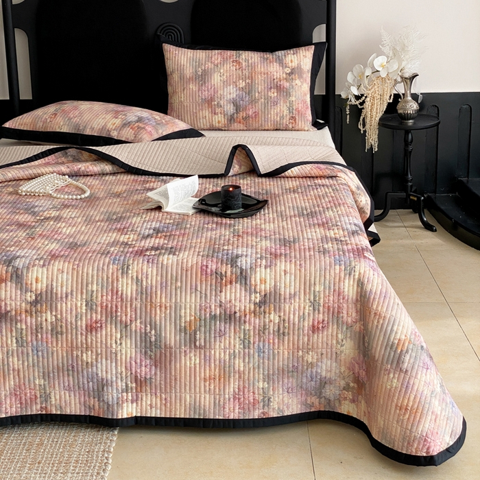 91家纺网 家纺一手货源 找家纺 由有家居 2025新品多功能A类双面棉麻数码印花绗缝夹棉床盖三件套 悦颜