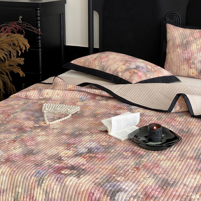 91家纺网 家纺一手货源 找家纺 由有家居 2025新品多功能A类双面棉麻数码印花绗缝夹棉床盖三件套 悦颜