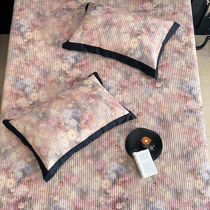 91家纺网 家纺一手货源 找家纺 由有家居 2025新品多功能A类双面棉麻数码印花绗缝夹棉床盖三件套 悦颜