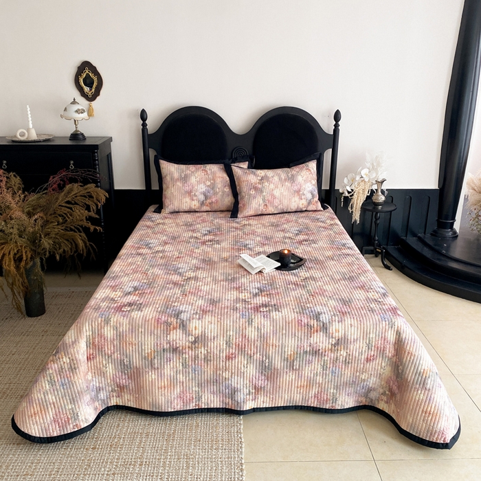 91家纺网 家纺一手货源 找家纺 由有家居 2025新品多功能A类双面棉麻数码印花绗缝夹棉床盖三件套 悦颜