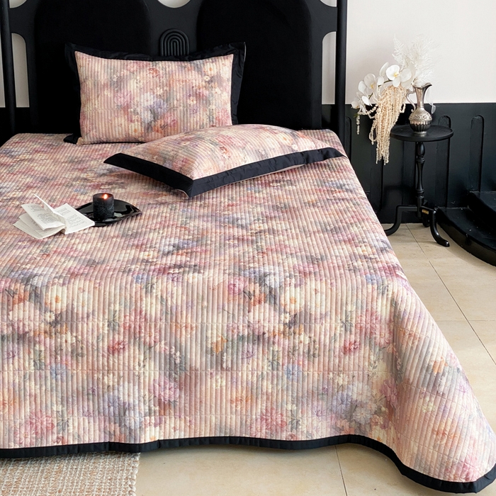 91家纺网 家纺一手货源 找家纺 由有家居 2025新品多功能A类双面棉麻数码印花绗缝夹棉床盖三件套 悦颜