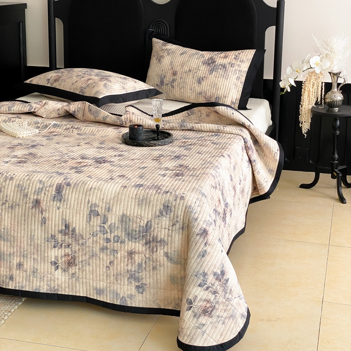 91家纺网 家纺一手货源 找家纺 由有家居 2025新品多功能A类双面棉麻数码印花绗缝夹棉床盖三件套 雅韵