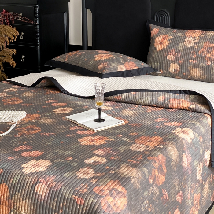 91家纺网 家纺一手货源 找家纺 由有家居 2025新品多功能A类双面棉麻数码印花绗缝夹棉床盖三件套 墨香