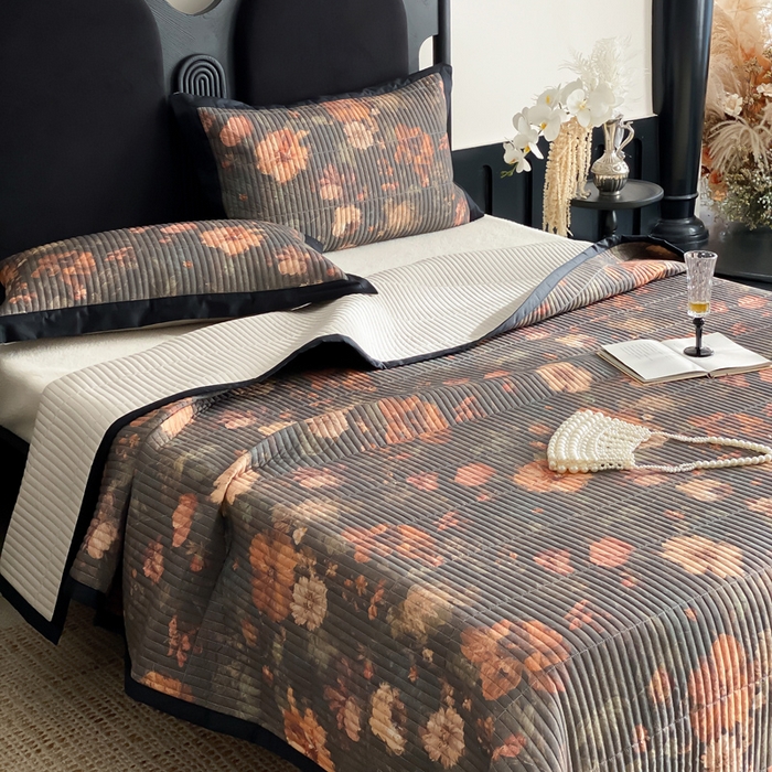 91家纺网 家纺一手货源 找家纺 由有家居 2025新品多功能A类双面棉麻数码印花绗缝夹棉床盖三件套 墨香