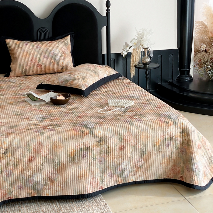 91家纺网 家纺一手货源 找家纺 由有家居 2025新品多功能A类双面棉麻数码印花绗缝夹棉床盖三件套 锦绣