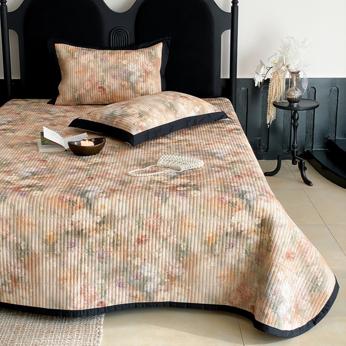 91家纺网 家纺一手货源 找家纺 由有家居 2025新品多功能A类双面棉麻数码印花绗缝夹棉床盖三件套 锦绣