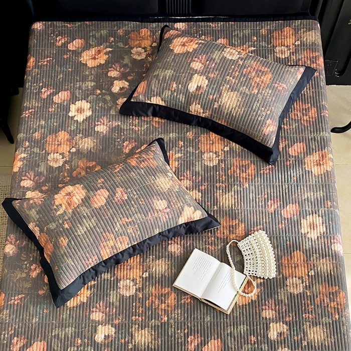 91家纺网 家纺一手货源 找家纺 由有家居 2025新品多功能A类双面棉麻数码印花绗缝夹棉床盖三件套 墨香