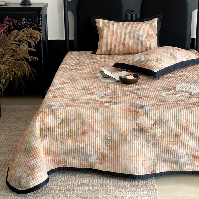 91家纺网 家纺一手货源 找家纺 由有家居 2025新品多功能A类双面棉麻数码印花绗缝夹棉床盖三件套 锦绣