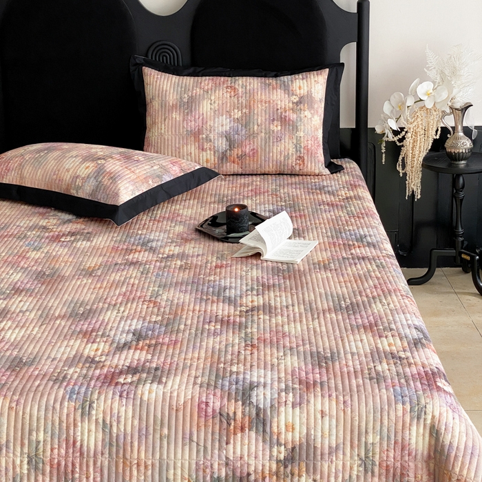 91家纺网 家纺一手货源 找家纺 由有家居 2025新品多功能A类双面棉麻数码印花绗缝夹棉床盖三件套 悦颜