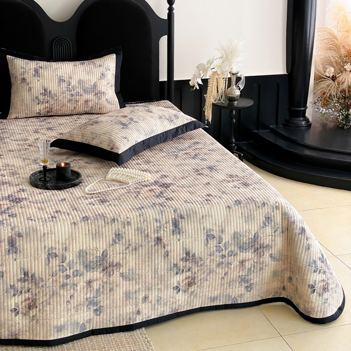 91家纺网 家纺一手货源 找家纺 由有家居 2025新品多功能A类双面棉麻数码印花绗缝夹棉床盖三件套 雅韵