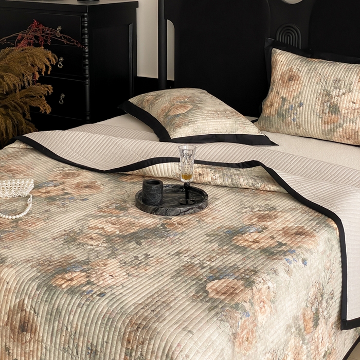 91家纺网 家纺一手货源 找家纺 由有家居 2025新品多功能A类双面棉麻数码印花绗缝夹棉床盖三件套 琉璃