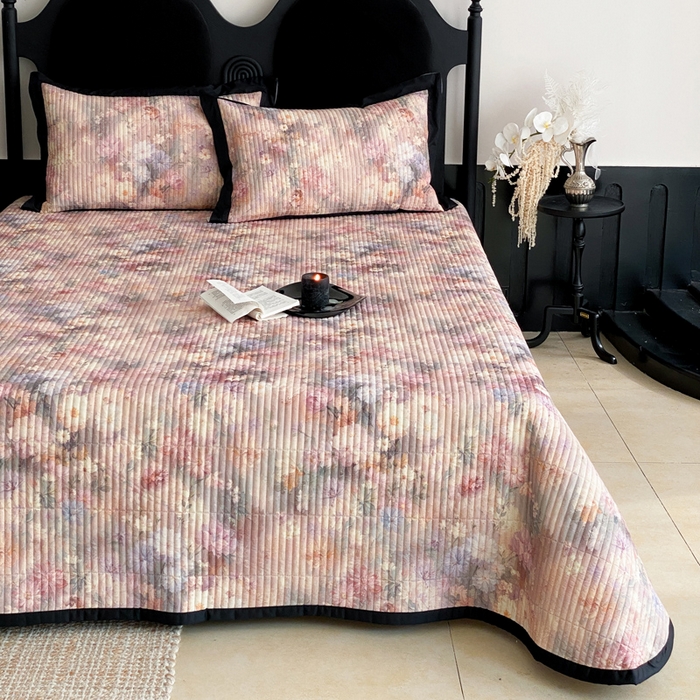 91家纺网 家纺一手货源 找家纺 由有家居 2025新品多功能A类双面棉麻数码印花绗缝夹棉床盖三件套 悦颜