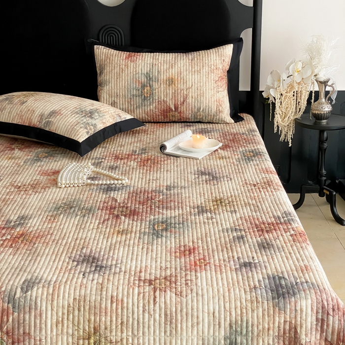 91家纺网 家纺一手货源 找家纺 由有家居 2025新品多功能A类双面棉麻数码印花绗缝夹棉床盖三件套 炫彩