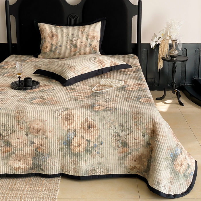 91家纺网 家纺一手货源 找家纺 由有家居 2025新品多功能A类双面棉麻数码印花绗缝夹棉床盖三件套 琉璃