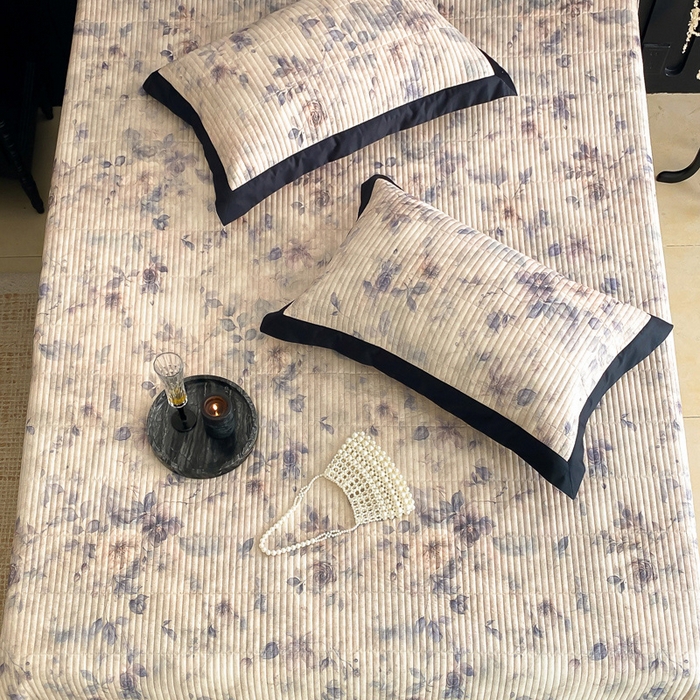 91家纺网 家纺一手货源 找家纺 由有家居 2025新品多功能A类双面棉麻数码印花绗缝夹棉床盖三件套 雅韵