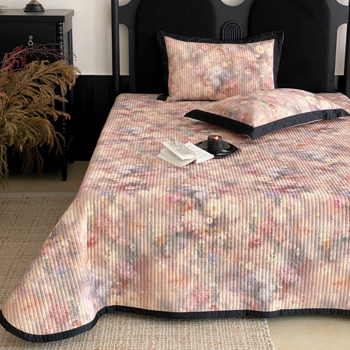 91家纺网 家纺一手货源 找家纺 由有家居 2025新品多功能A类双面棉麻数码印花绗缝夹棉床盖三件套 悦颜