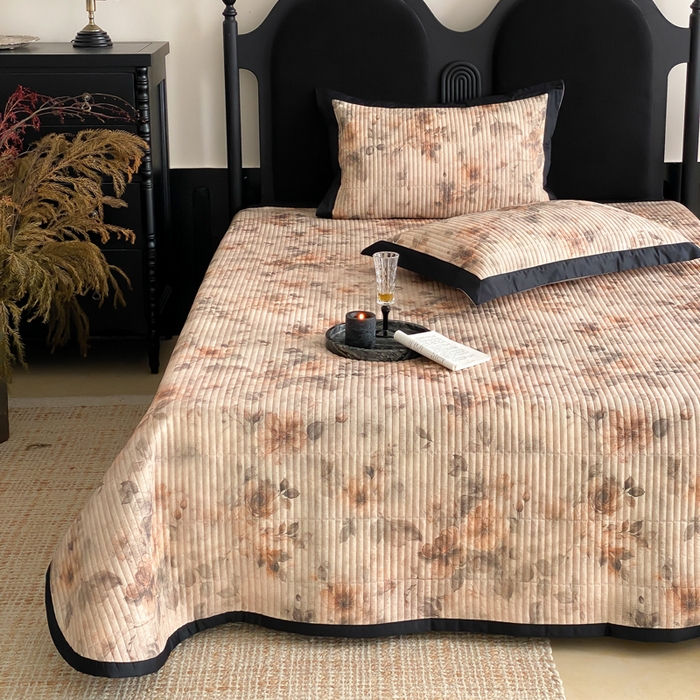 91家纺网 家纺一手货源 找家纺 由有家居 2025新品多功能A类双面棉麻数码印花绗缝夹棉床盖三件套 花语