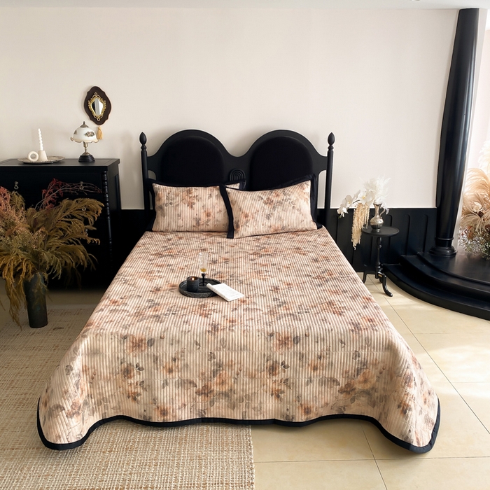 91家纺网 家纺一手货源 找家纺 由有家居 2025新品多功能A类双面棉麻数码印花绗缝夹棉床盖三件套 花语