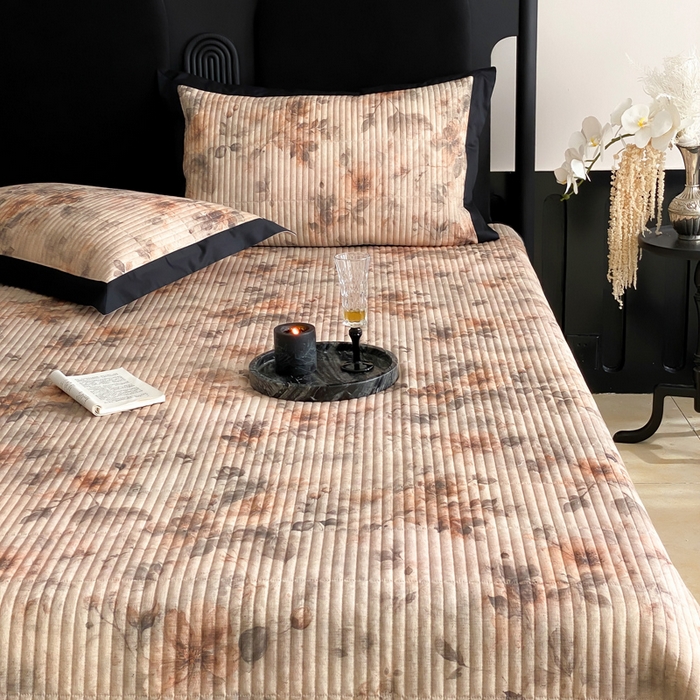 91家纺网 家纺一手货源 找家纺 由有家居 2025新品多功能A类双面棉麻数码印花绗缝夹棉床盖三件套 花语