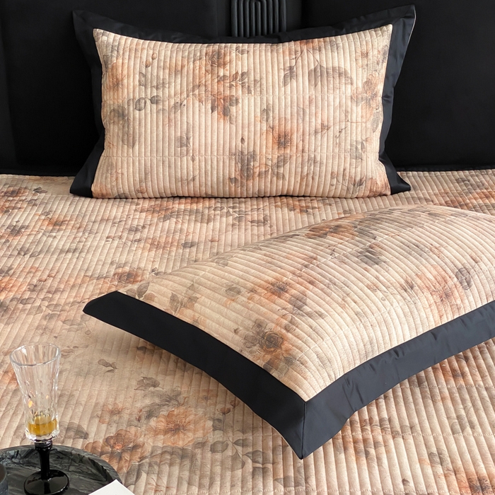 91家纺网 家纺一手货源 找家纺 由有家居 2025新品多功能A类双面棉麻数码印花绗缝夹棉床盖三件套 花语