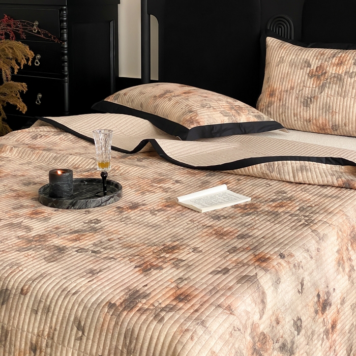 91家纺网 家纺一手货源 找家纺 由有家居 2025新品多功能A类双面棉麻数码印花绗缝夹棉床盖三件套 花语