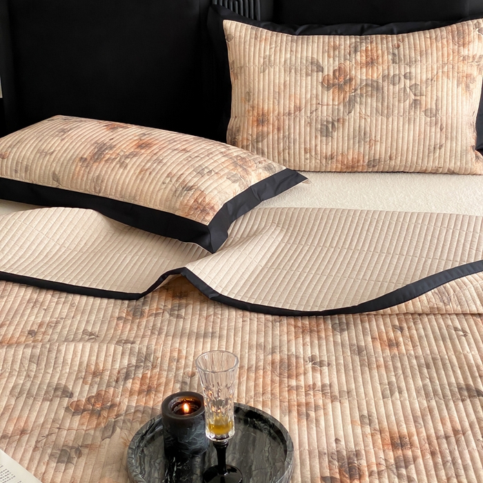 91家纺网 家纺一手货源 找家纺 由有家居 2025新品多功能A类双面棉麻数码印花绗缝夹棉床盖三件套 花语