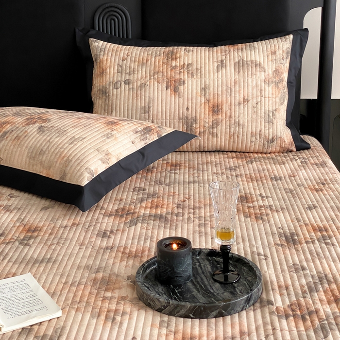 91家纺网 家纺一手货源 找家纺 由有家居 2025新品多功能A类双面棉麻数码印花绗缝夹棉床盖三件套 花语