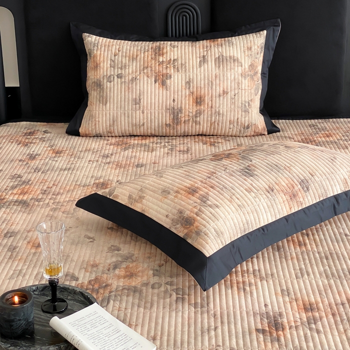 91家纺网 家纺一手货源 找家纺 由有家居 2025新品多功能A类双面棉麻数码印花绗缝夹棉床盖三件套 花语