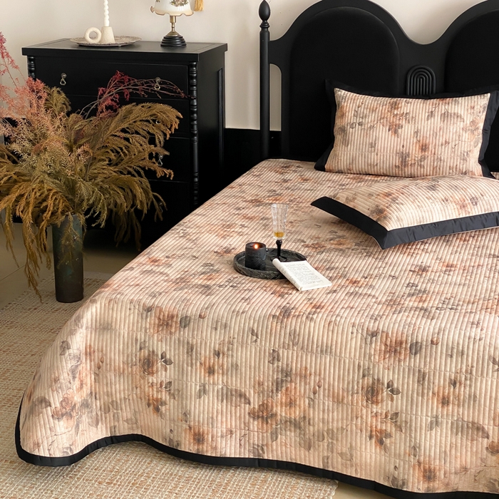 91家纺网 家纺一手货源 找家纺 由有家居 2025新品多功能A类双面棉麻数码印花绗缝夹棉床盖三件套 花语