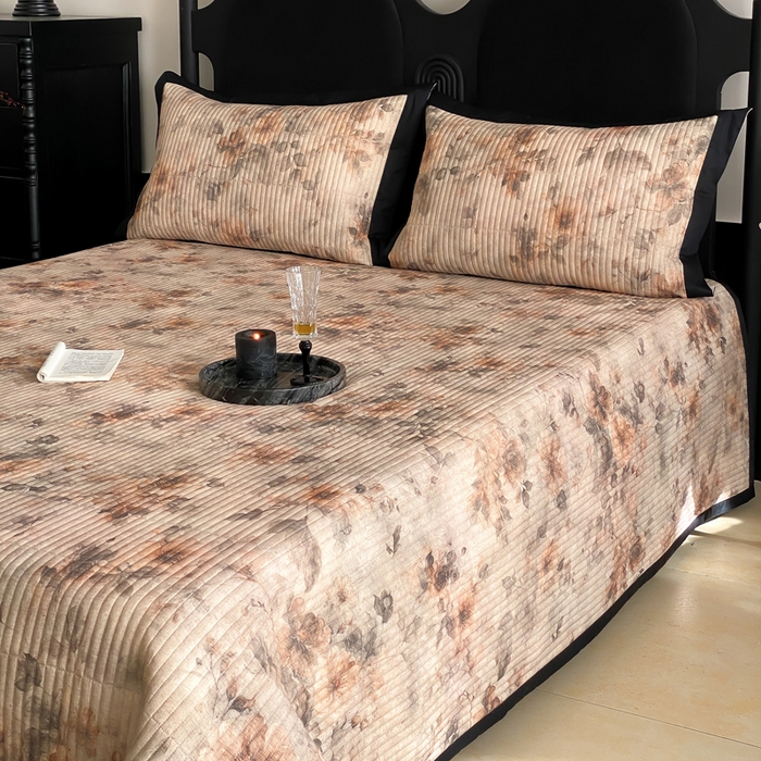 91家纺网 家纺一手货源 找家纺 由有家居 2025新品多功能A类双面棉麻数码印花绗缝夹棉床盖三件套 花语