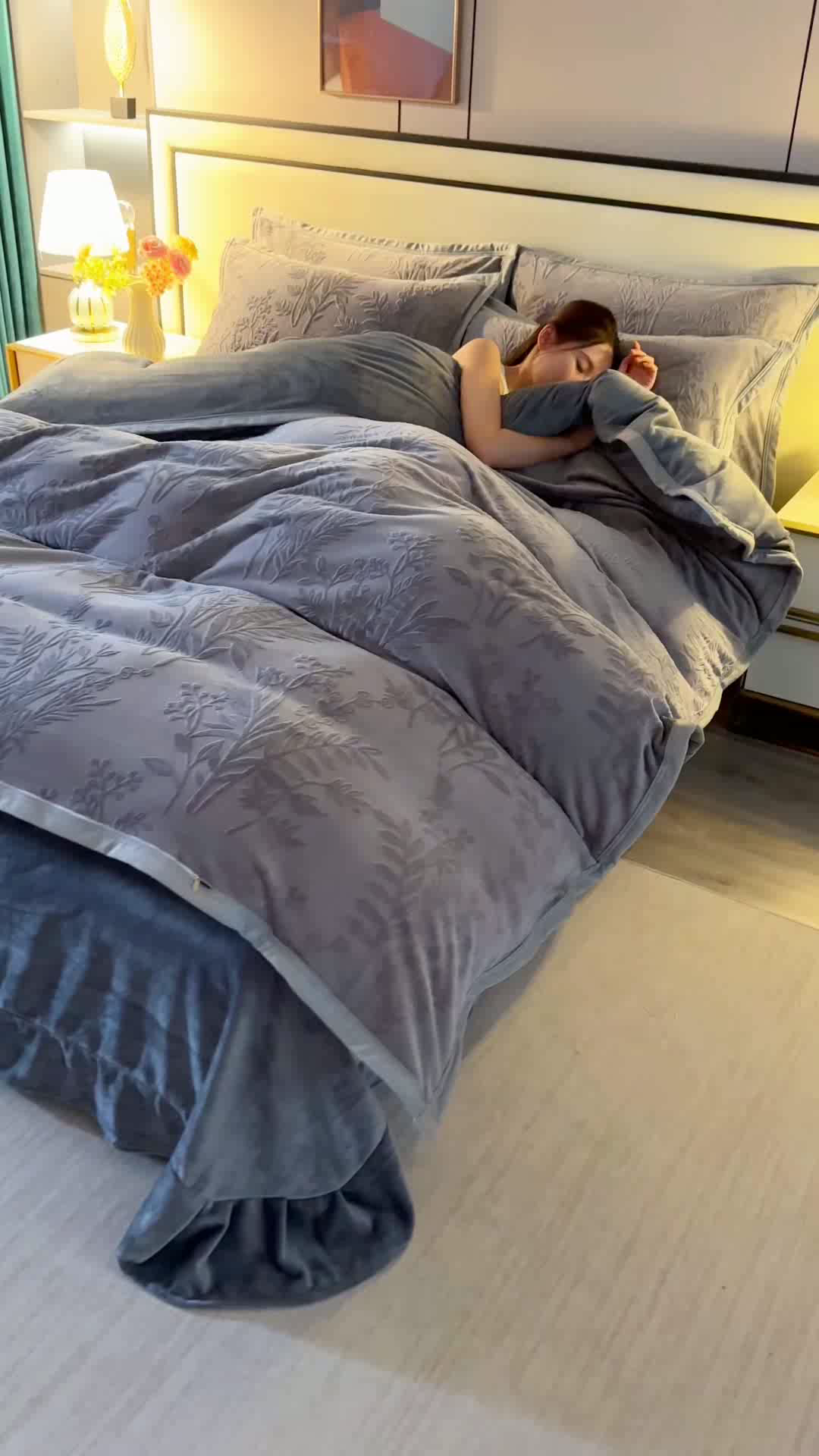 91家纺网 家纺一手货源 找家纺 小叮当家纺仓储工厂店 2025新款A类母婴级高克重8.5斤牛奶绒四件套烂花绒雕花绒四件套 仙草-灰色