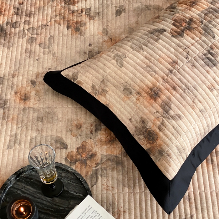 91家纺网 家纺一手货源 找家纺 由有家居 2025新品多功能A类双面棉麻数码印花绗缝夹棉床盖三件套 花语